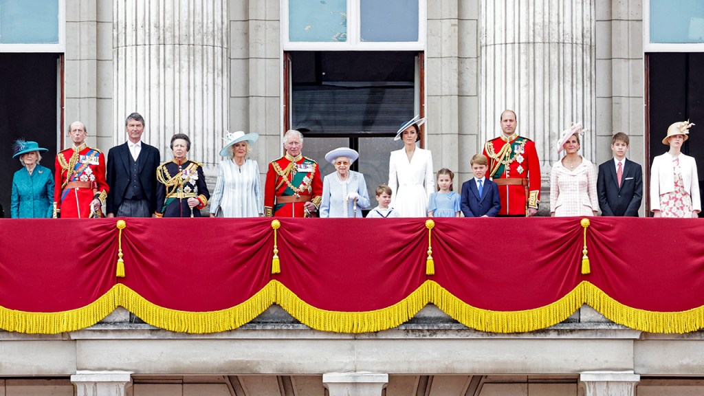 LONDON, ENGLAND - JUNE 02:  (L-R) Prince Richard, Duke of Gloucester, Birgitte, Duchess of Gloucester, Prince Edward, Duke of Kent, Timothy Laurence, Princess Anne, Princess Royal, Camilla, Duchess of Cornwall, Prince Charles, Prince of Wales, Queen Elizabeth II, Prince Louis of Cambridge, Catherine, Duchess of Cambridge, Princess Charlotte of Cambridge, Prince George of Cambridge, Prince William, Duke of Cambridge, Sophie, Countess of Wessex, James, Viscount Severn, Lady Louise Windsor and Prince Edward, Earl of Wessex on the balcony of Buckingham Palace watch the RAF flypast during the Trooping the Colour parade on June 02, 2022 in London, England. The Platinum Jubilee of Elizabeth II is being celebrated from June 2 to June 5, 2022, in the UK and Commonwealth to mark the 70th anniversary of the accession of Queen Elizabeth II on 6 February 1952.  (Photo by Chris Jackson/Getty Images)